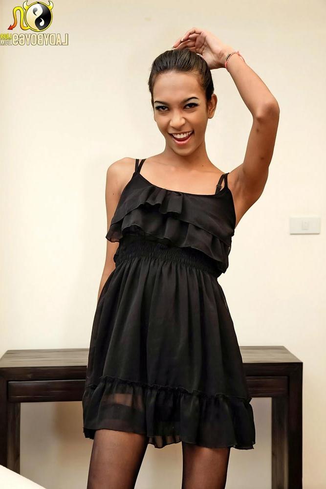 15P Wickedly sexy ladyboy empties her balls