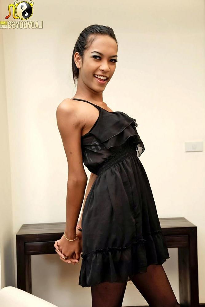 15P Wickedly sexy ladyboy empties her balls