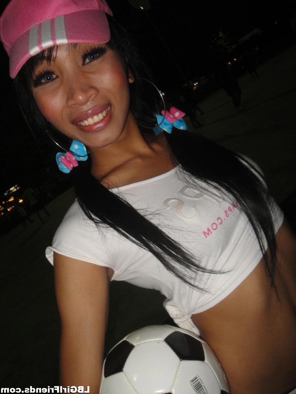 16P Amateur asian ladyboy exgirlfriend playing soccer