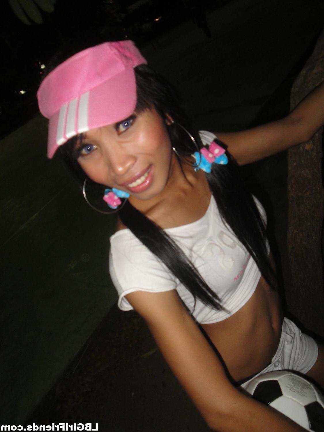 16P Amateur asian ladyboy exgirlfriend playing soccer