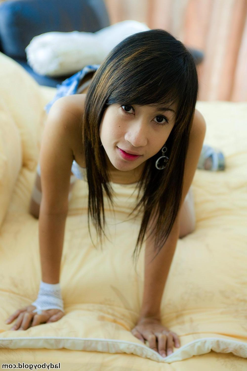 16P Pretty young ladyboy with dildo