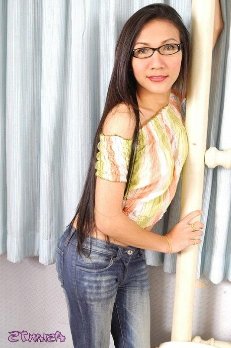 16P Cute Ladyboy jacks off her shemale cock