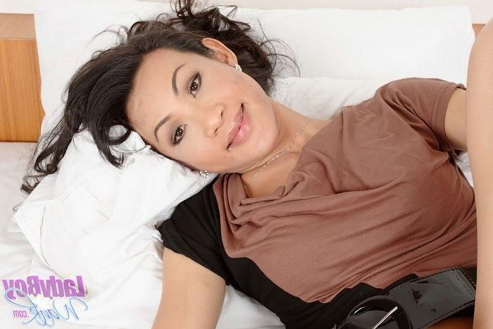 16P Ladyboy Ann jacking off in her bed