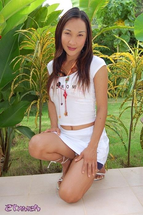11P Ladyboy stripping outdoors