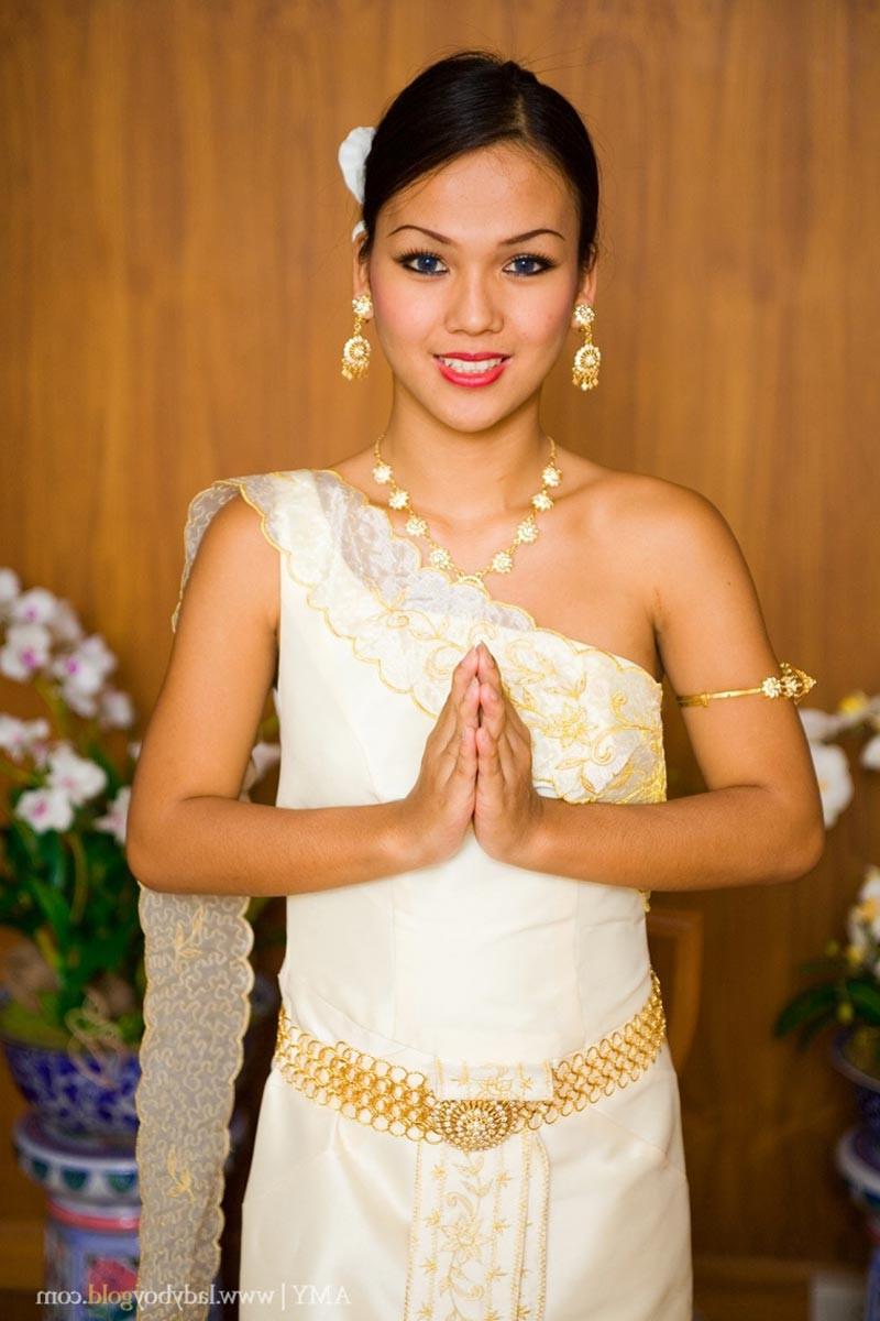 16P Traditional thai ladyboy