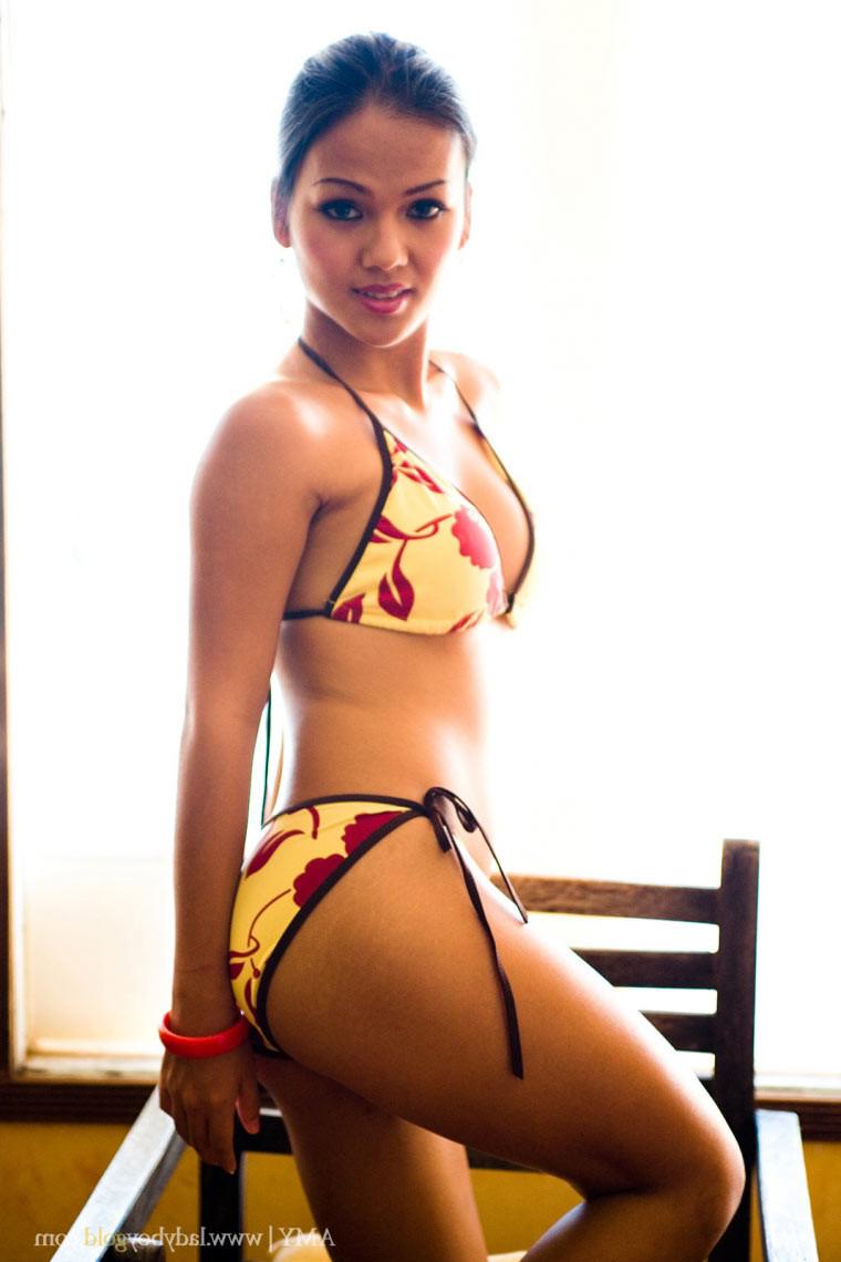 20P Asian ladyboy removes her bikini
