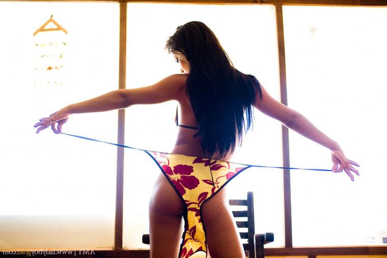 20P Asian ladyboy removes her bikini