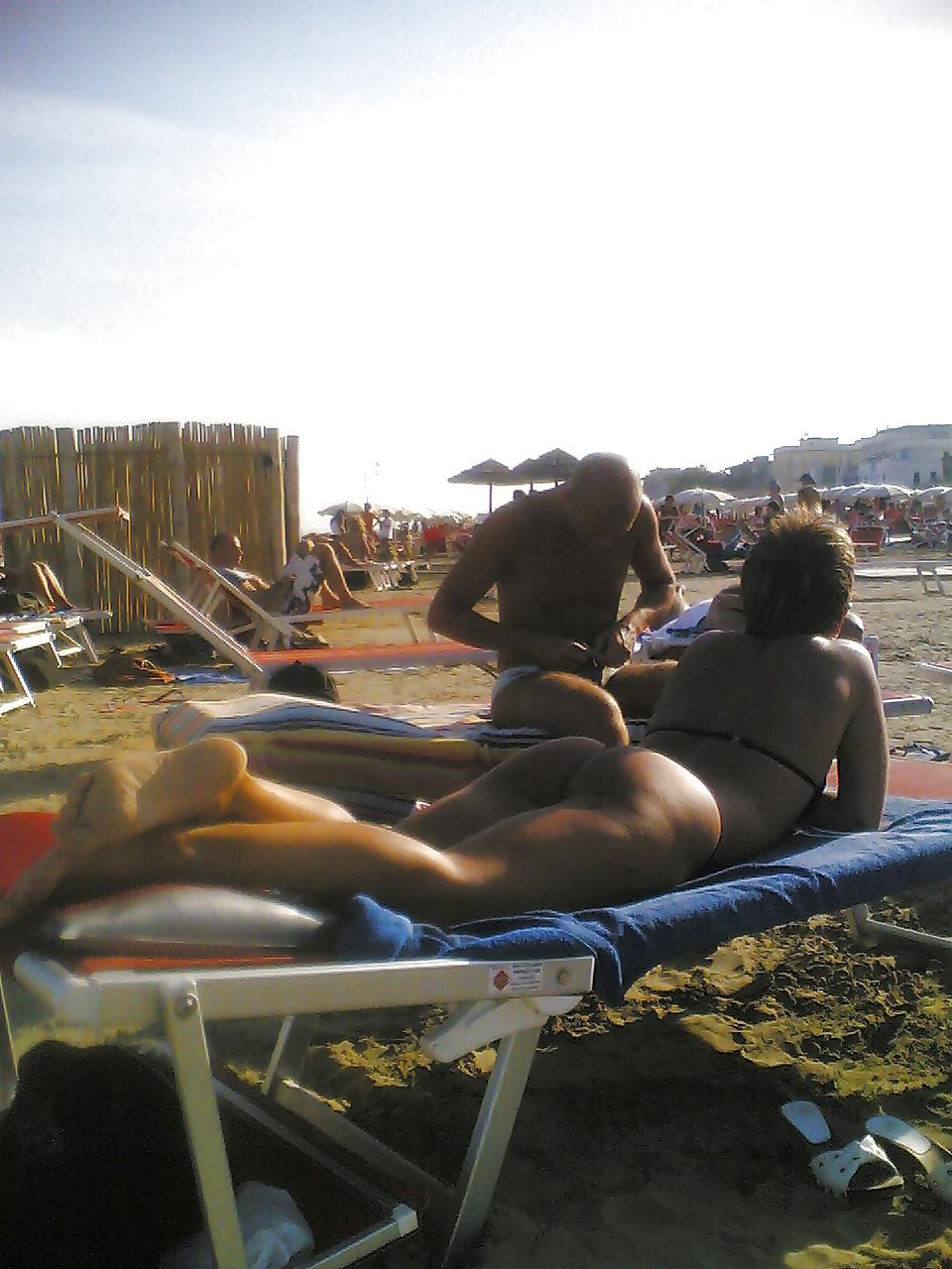 25P Asses at the beach