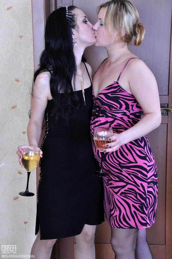 13P Blond sappho welcomes a sexy brunette with her hot tongue and soaking pussy