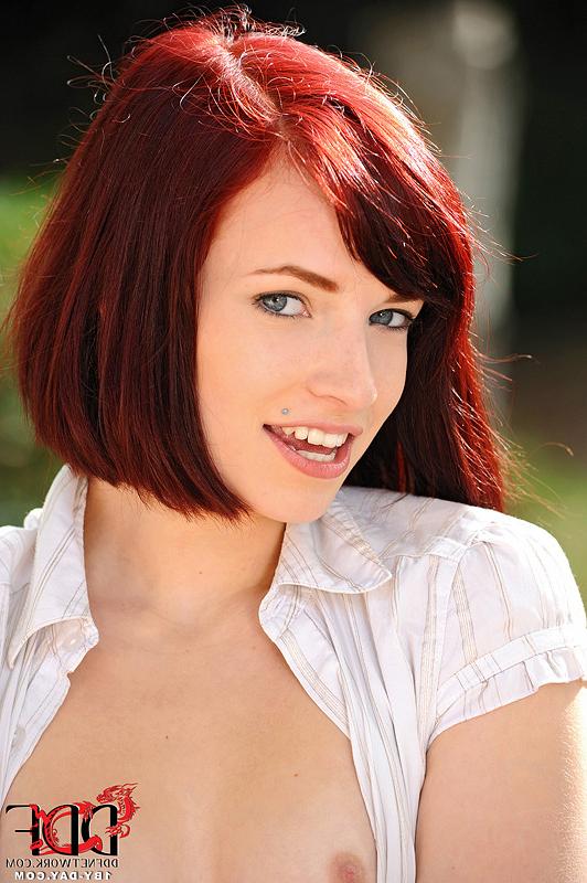 16P Leila Smith A Flash Of Ass In A Micro-Miniskirt