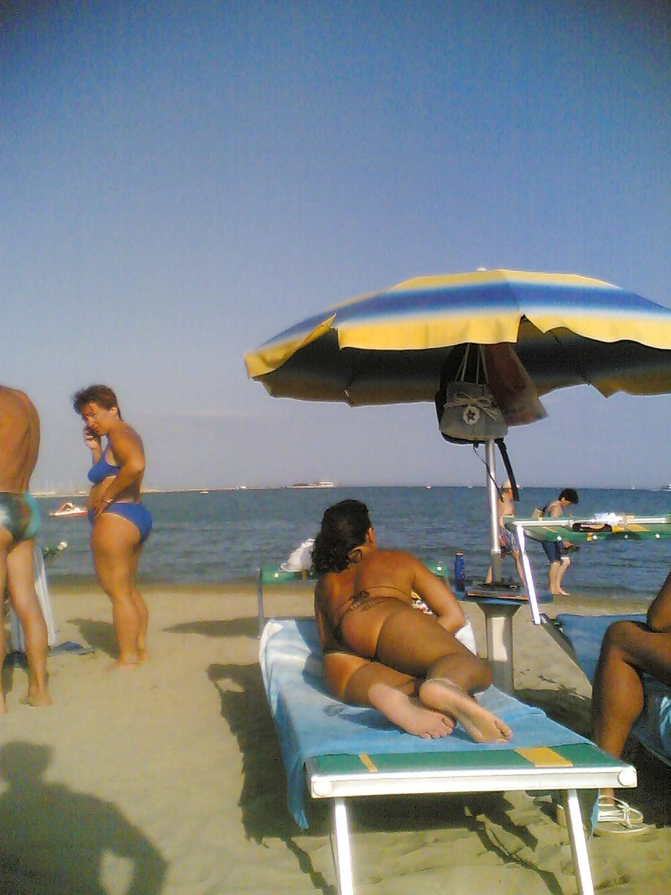 25P Candid Ass italian beach