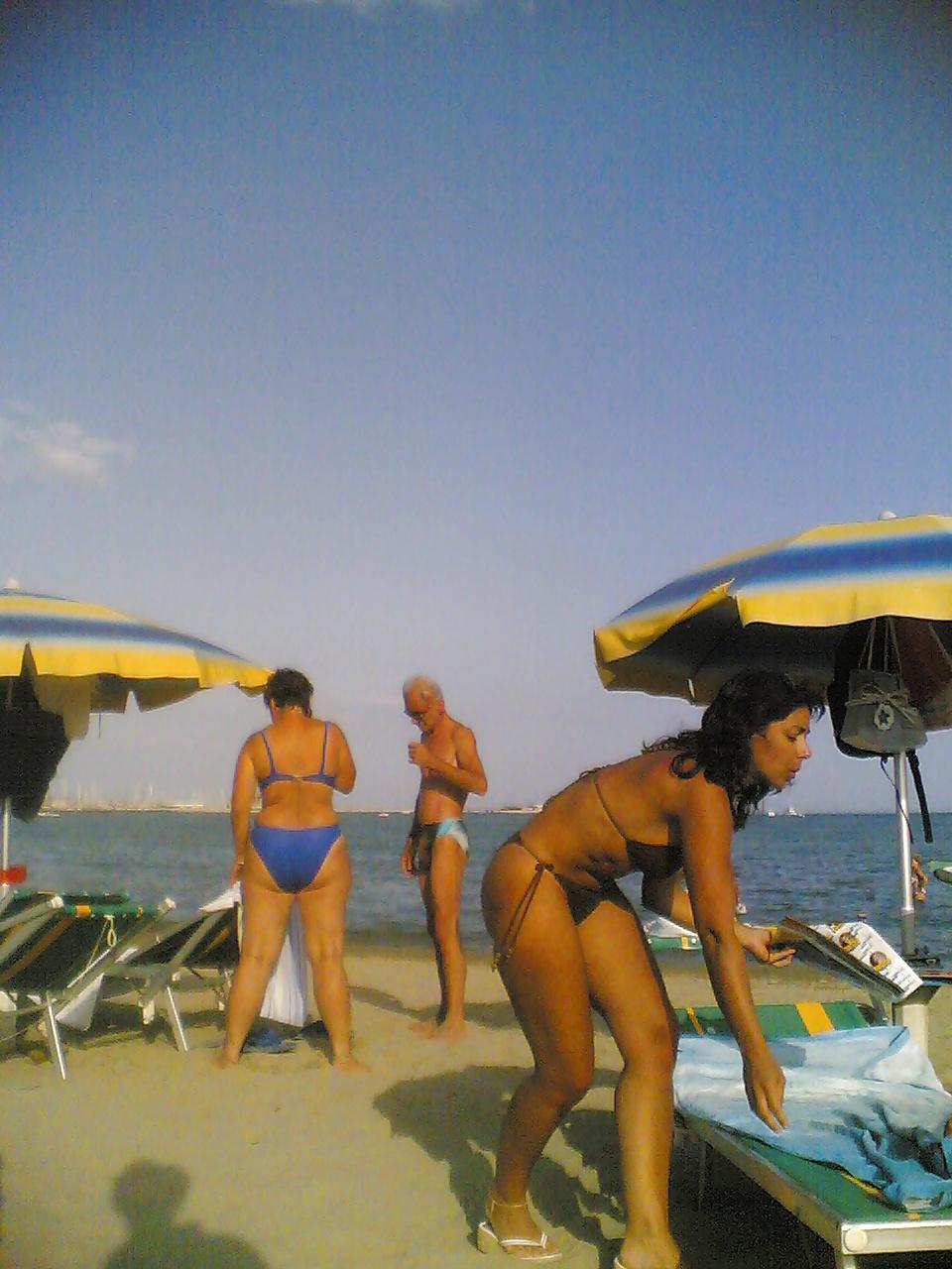25P Candid Ass italian beach
