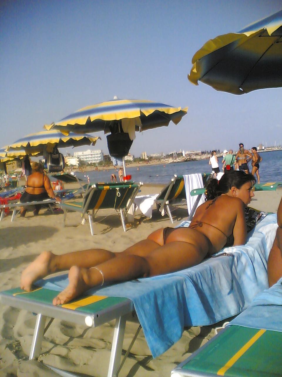 25P Candid Ass italian beach