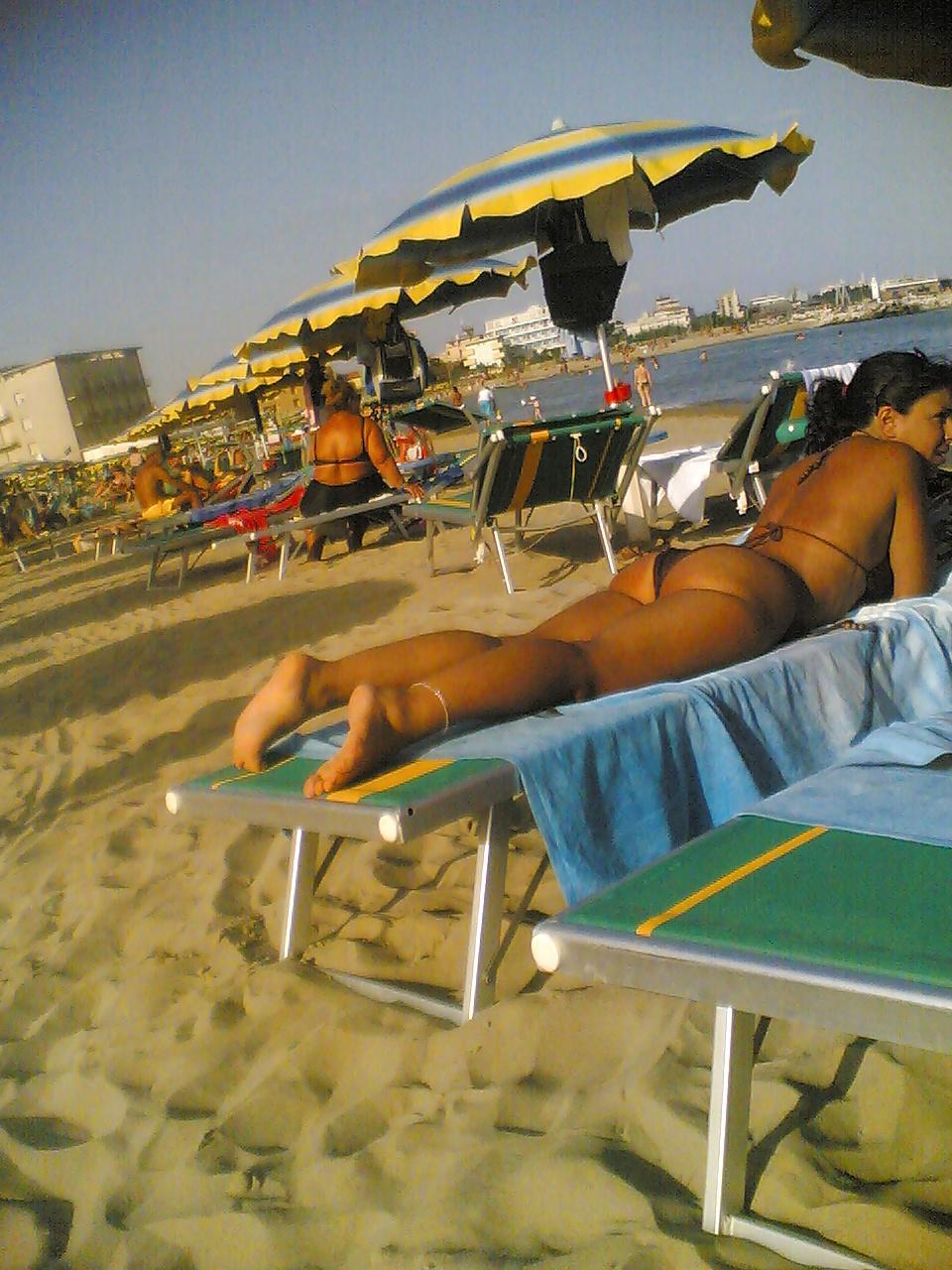 25P Candid Ass italian beach