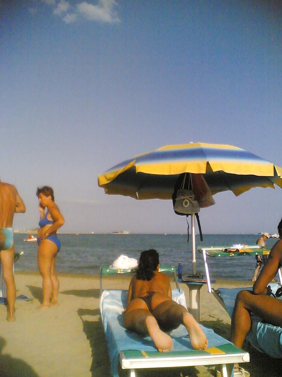 25P Candid Ass italian beach