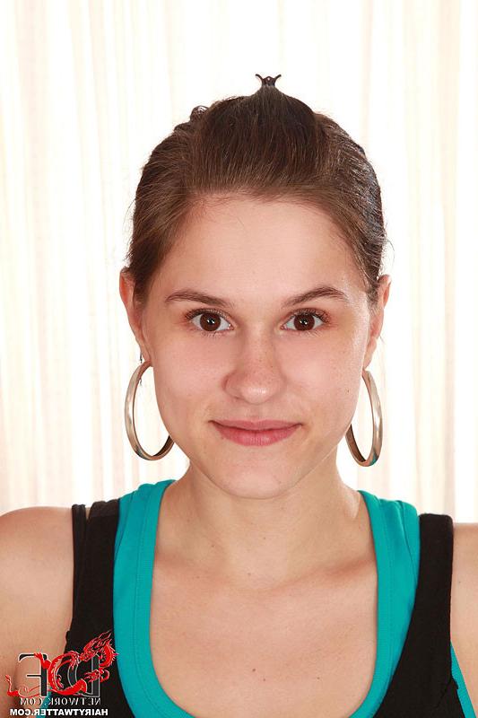 16P Victoria Newcomer unveils her hot bush