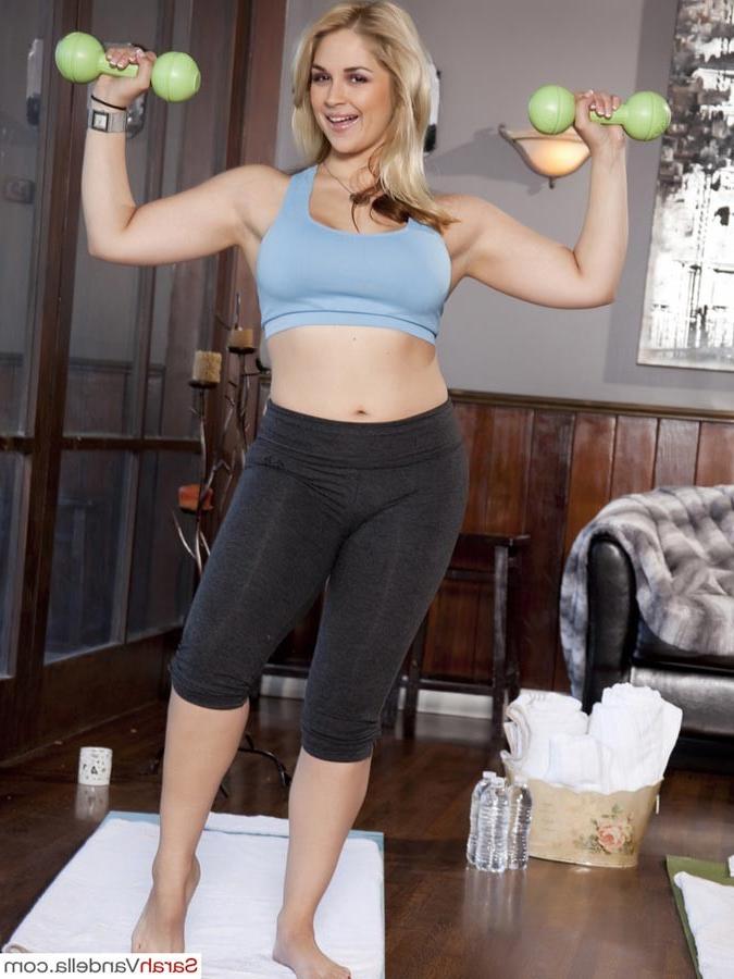 15P Sarah Vandella strips after workout