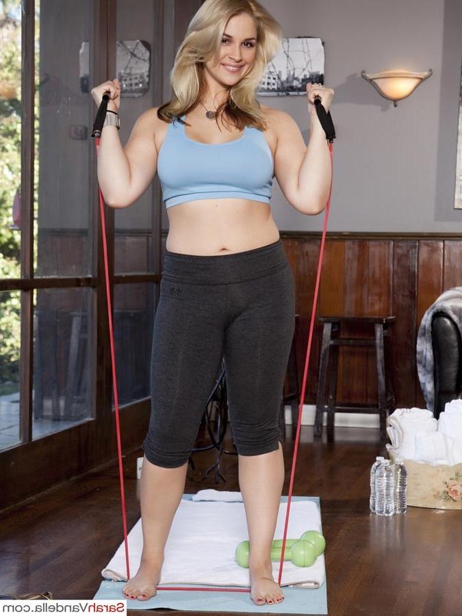 15P Sarah Vandella strips after workout