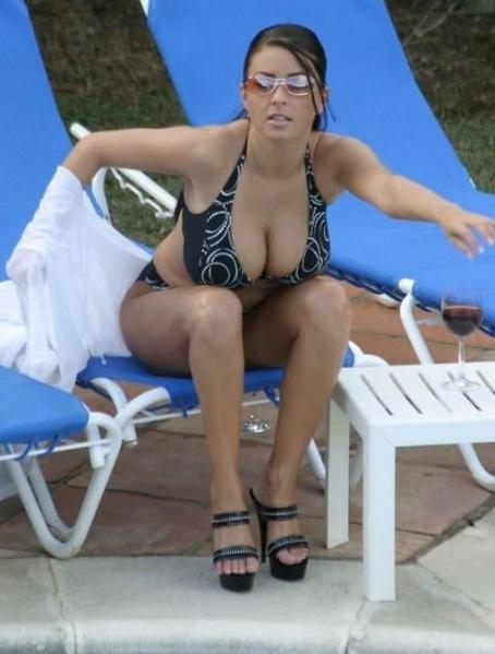 12P Ewa Sonnet oiled up and masturbating