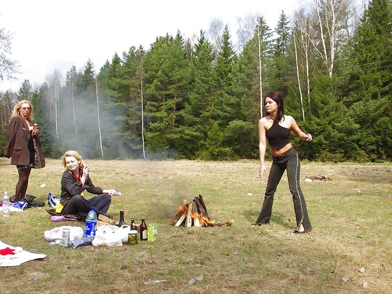 25P Three barefoot flashing sluts on picnic