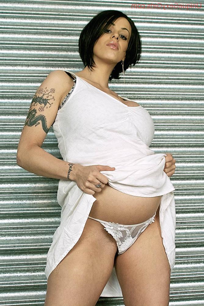 16P Nasty mature woman showing pussy