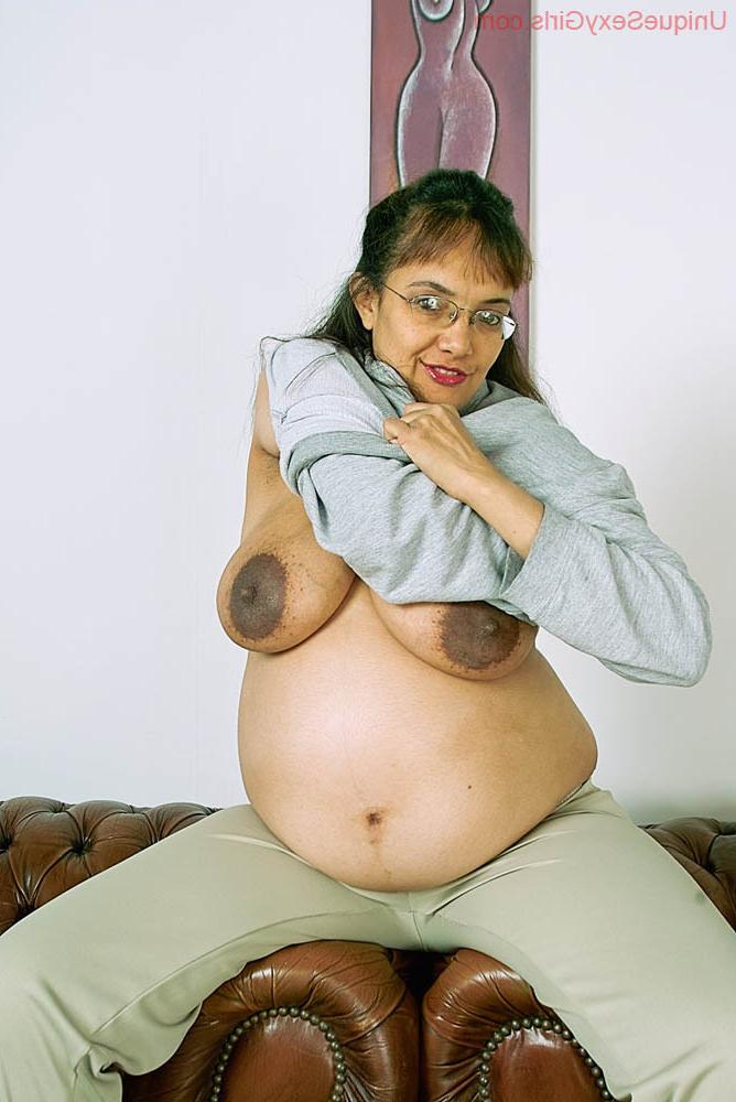 16P Sexy mature woman showing pussy