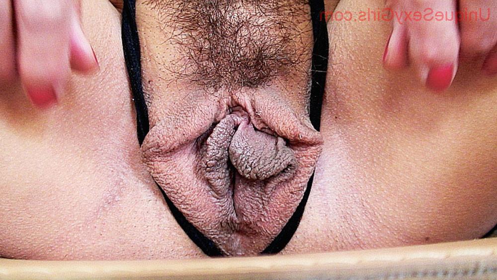 16P Sexy mature woman showing pussy