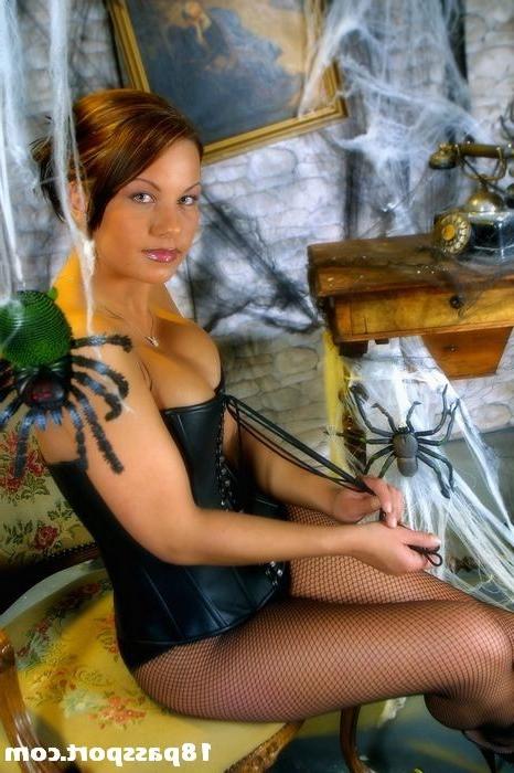 15P Kinky bitch posing in the leather corsette