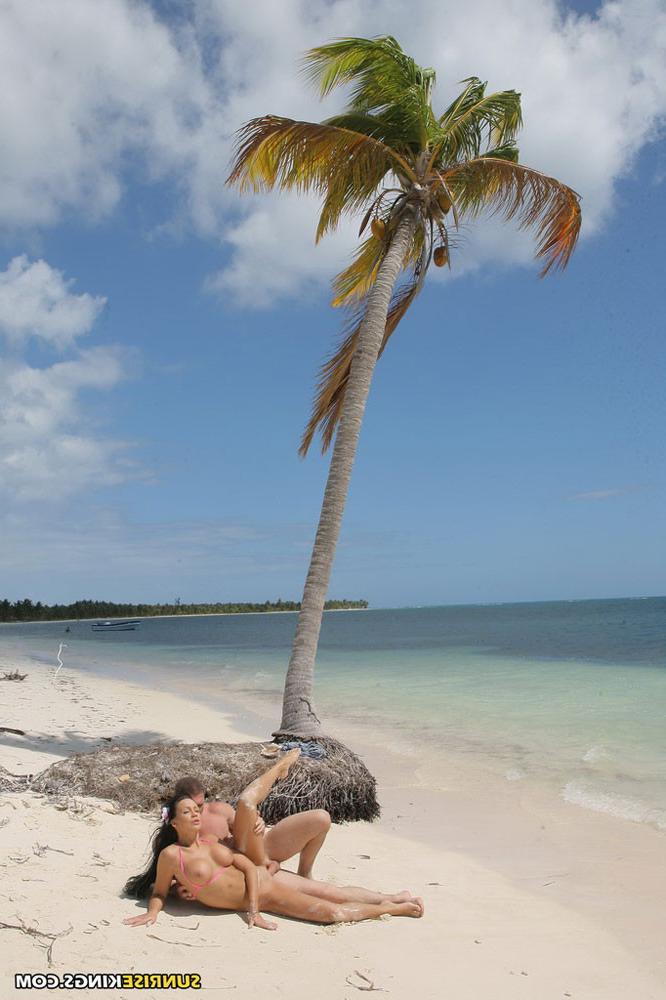 15P Regina Moon sucking and fucking hard on the beach