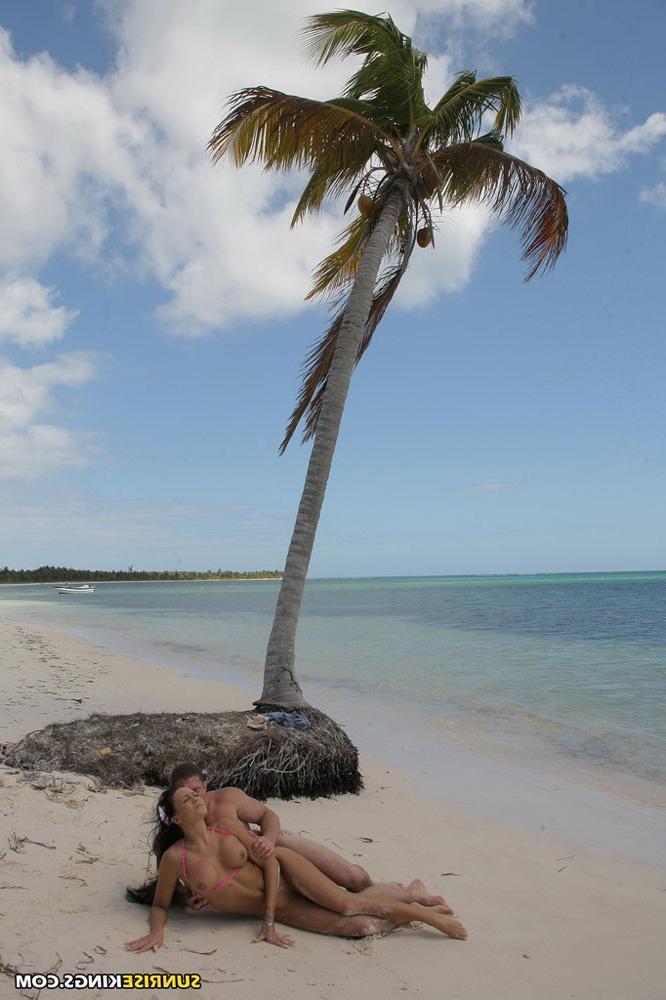 15P Regina Moon sucking and fucking hard on the beach