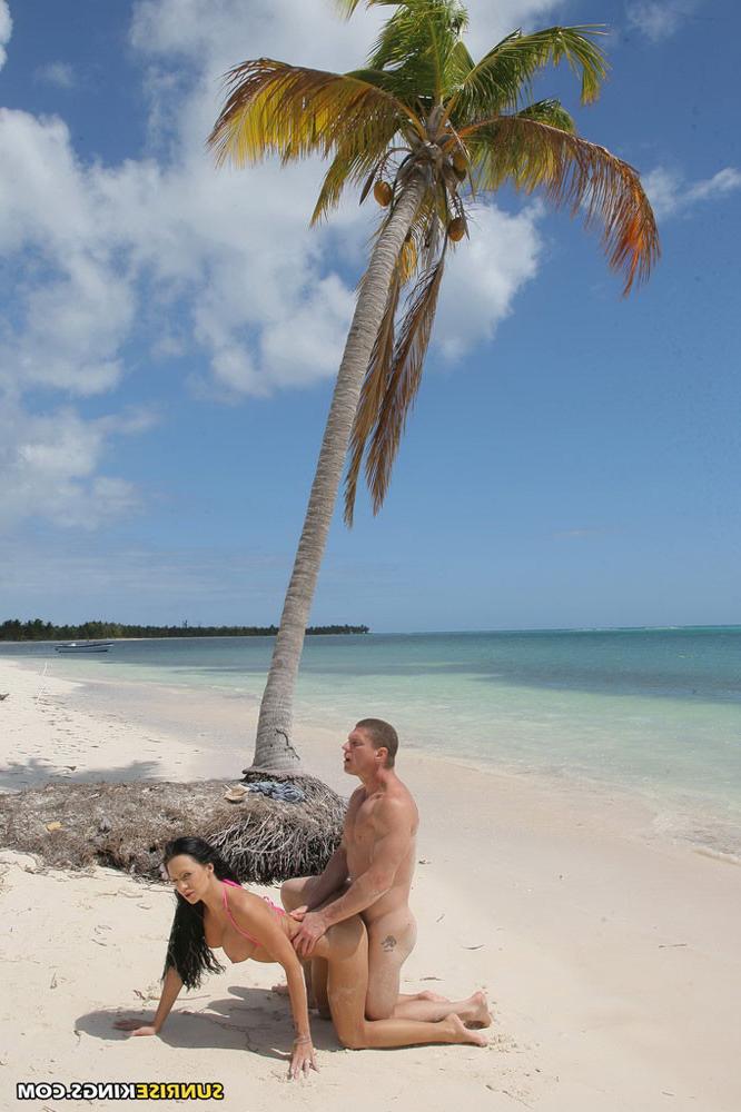 15P Regina Moon sucking and fucking hard on the beach