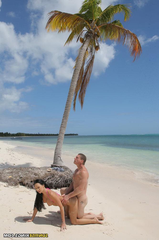 15P Regina Moon sucking and fucking hard on the beach