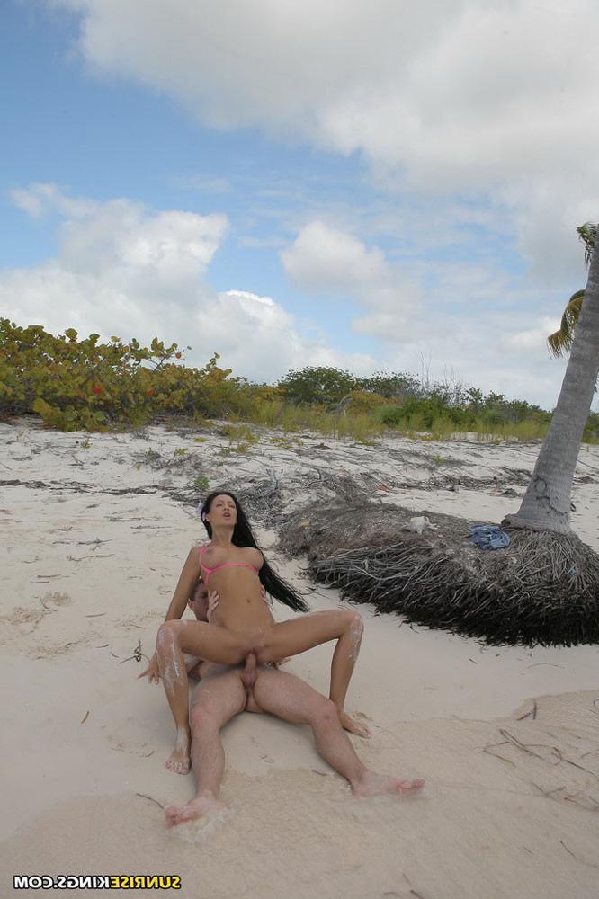 15P Regina Moon sucking and fucking hard on the beach