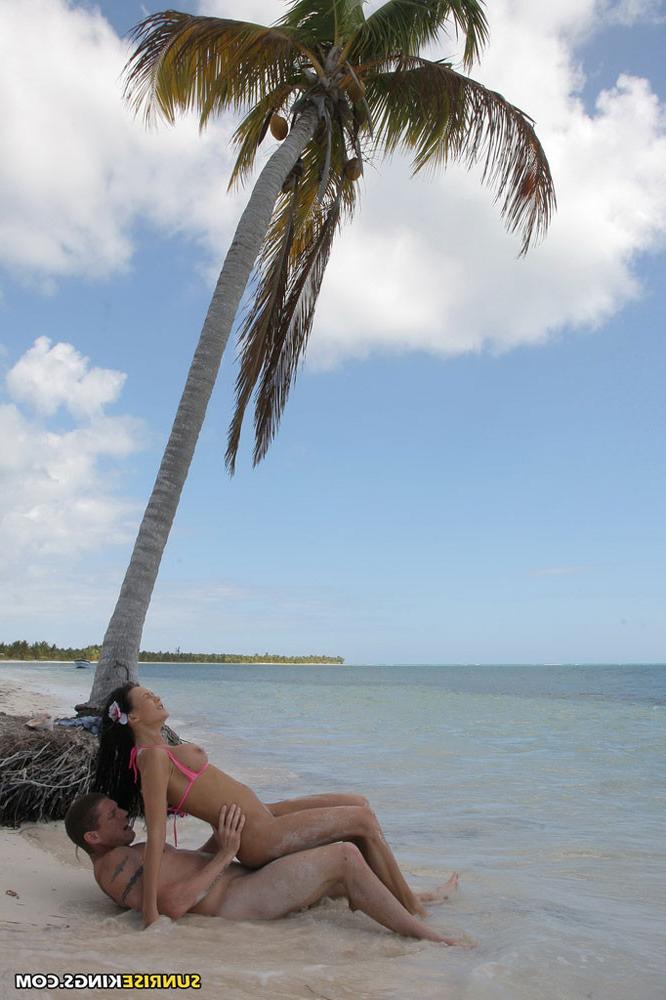 15P Regina Moon sucking and fucking hard on the beach
