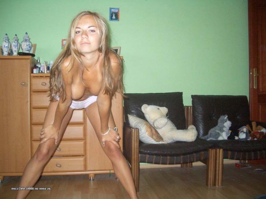 15P Hot chick in a sexy amateur photoshoot