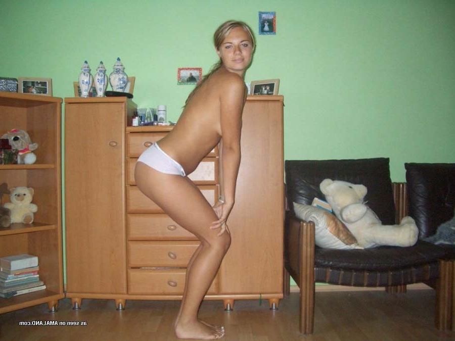 15P Hot chick in a sexy amateur photoshoot