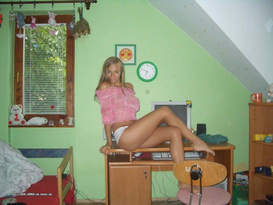 15P Hot chick in a sexy amateur photoshoot