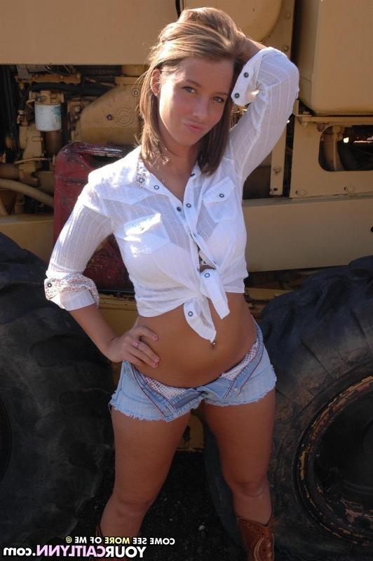 15P Southern Girl Shows Off Her Young Ass Wearing Daisy Dukes