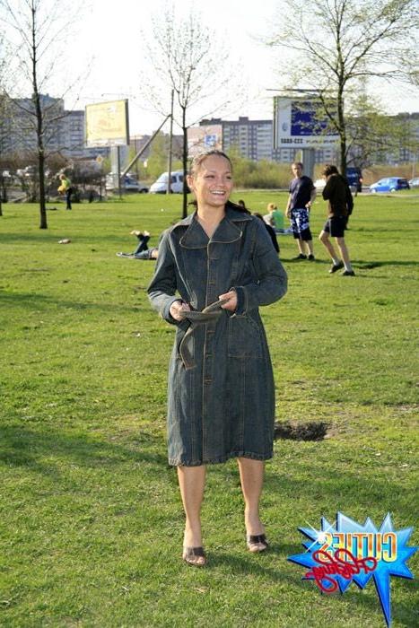16P Hot flasher with nothing underneath her trenchcoat