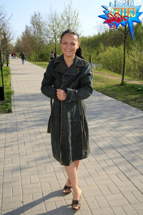16P Hot flasher with nothing underneath her trenchcoat