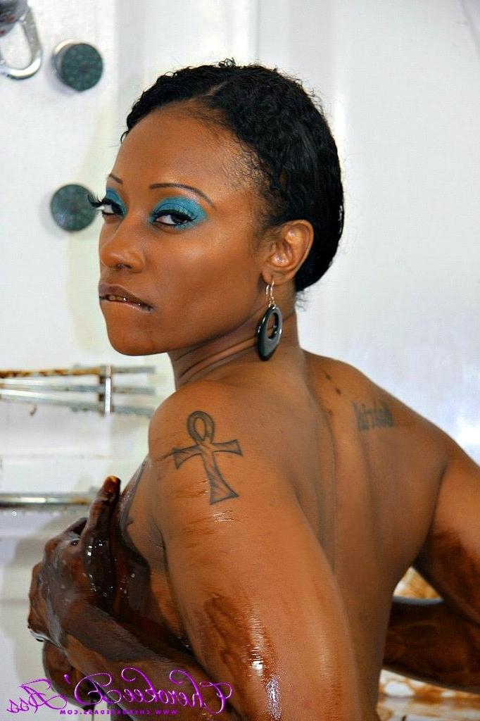 16P Curvy Cherokee D Ass covers herself in chocolate