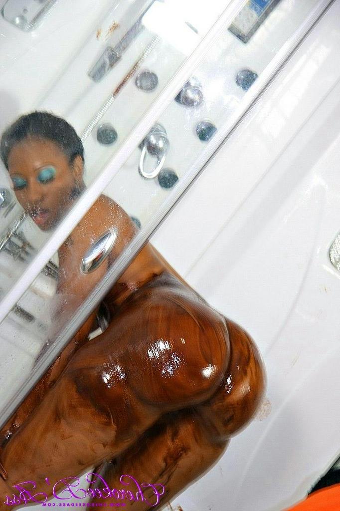 16P Curvy Cherokee D Ass covers herself in chocolate