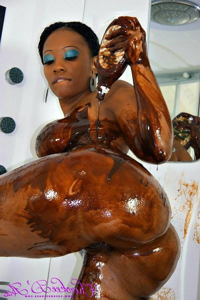 16P Curvy Cherokee D Ass covers herself in chocolate