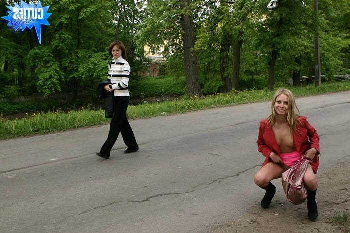 16P Blonde teenage flasher gets busted by passers-by