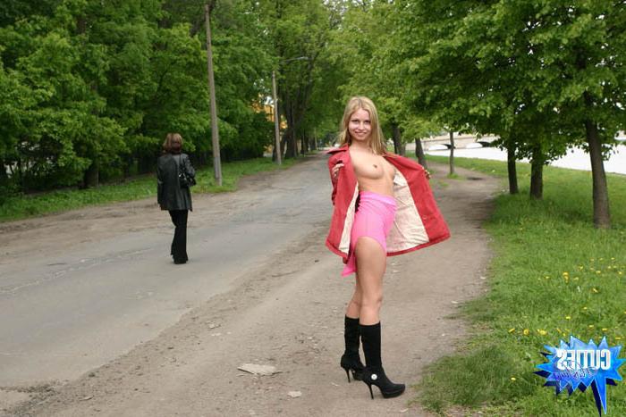 16P Little flasher shows her heavy jugs outdoors