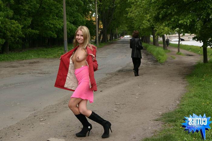 16P Little flasher shows her heavy jugs outdoors