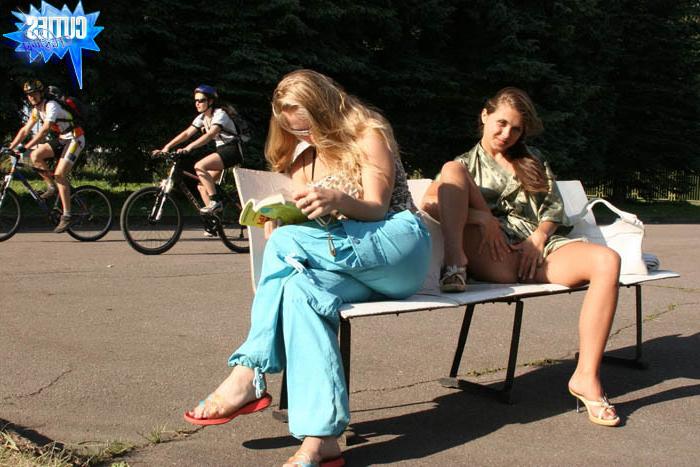 16P Flasher spreads legs to show shes got no panties
