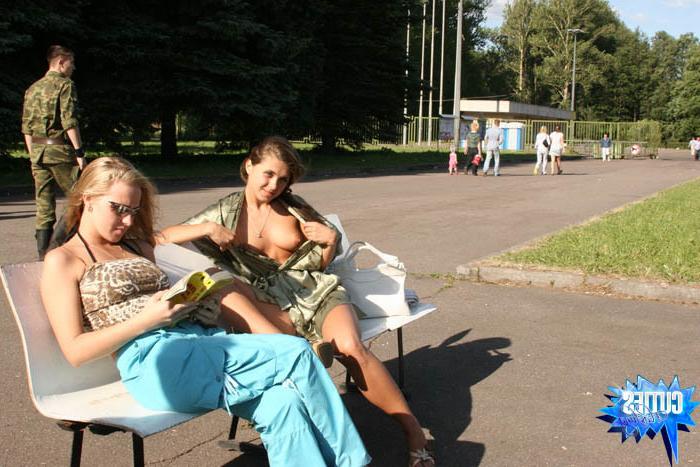 16P Flasher spreads legs to show shes got no panties