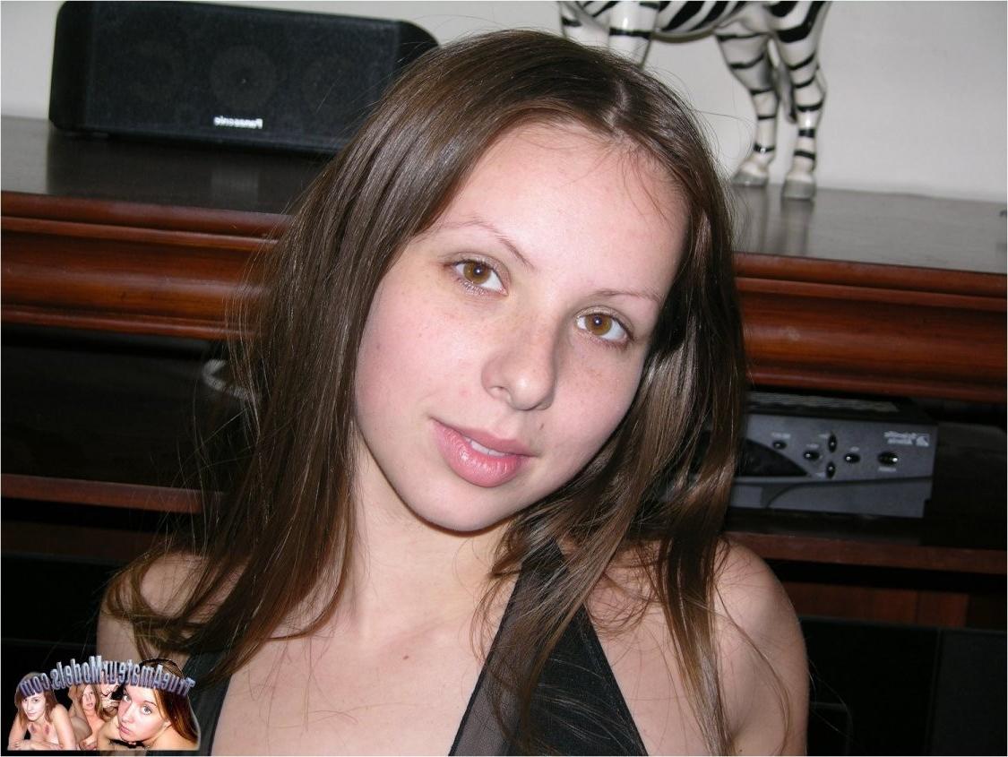 12P Sweet Amateur College Girl Exposing Her Pink Pussy Lips
