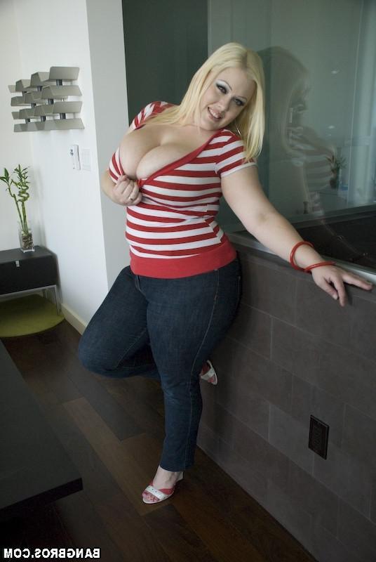16P Chubby blonde girl wit huge naturals giving a blowjob